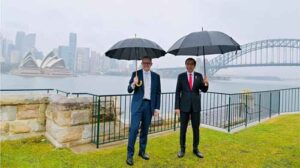 Perdana Menteri (PM) Australia, Anthony Albanese mengajak Presiden Jokowi Widodo untuk berkeliling di halaman belakang Admiralty House, pada Selasa (4/7/2023) (Foto: BPMI Setpres/Laily Rachev)
