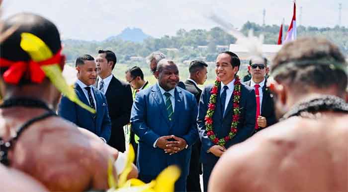 Presiden Jokowi dan rombongan tiba di Bandara International Jacksons, Port Moresby, Papua Nugini, (Foto: BPMI Setpres/Laily Rachev)