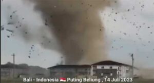 Video puting beliung yang beredar di group Whatsahpp.