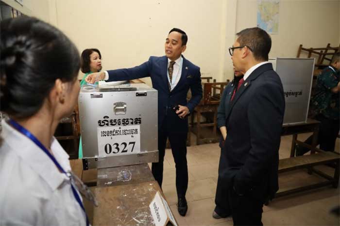 Wakil Ketua BKSAP DPR RI Putu Supadma Rudana saat melihat langsung proses pemilu di Kamboja. (Foto: Parlementaria/Ist/nr)