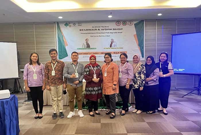 Foto bersama narasumber dan peserta In House Training (Seminar dan Workshop) di Amaris Hotel Ambon. (Foto: M-009)