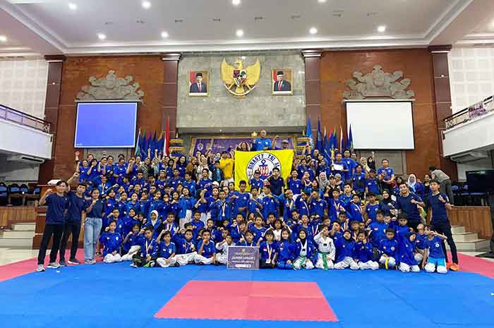 Para pelatih dan peserta Dojang Dinasty TNI AL Bali Club foto bersama usai pertandingan