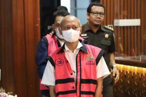 Dua orang Tersangka Perkara Pertambangan Ore Nikel PT Antam di Sulawesi Tenggara saat dilakukan penahanan