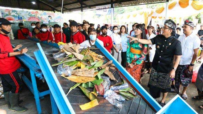 Bupati Badung I Nyoman Giri Prasta saat meresmikan TPS3R di Desa Carangsari beberapa waktu lalu. (Foto Dok. Tribun Bali)