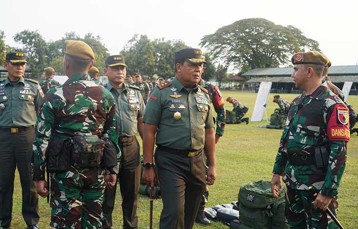 Menjelang pelaksanaan tugas sebagai Satgas Pamrahwan di Maluku Utara, berbagai penekanan disampaikan oleh Pangdam V/Brawijaya terhadap personel Yonarhanud 8/MBC. (Foto: Istimewa)