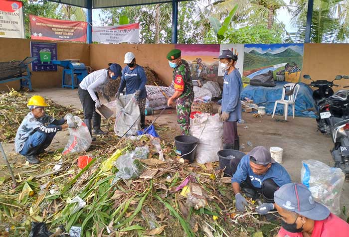Babinsa Bakas Pantau Pengolahan Limbah Sampah di TPS3R