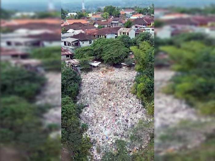 Tangkapan layar video yang memperlihatkan tumpukan sampah yang menggunung di Desa Ringdikit, Kecamatan Seririt, Buleleng.(Foto: Ist)