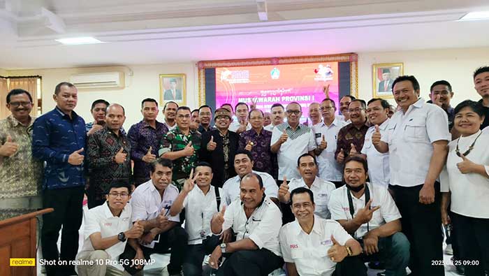 Gubernur I Wayan Koster berfoto bersama anggota SMSI Bali usai membuka acara Musprov. (Foto: M-011)