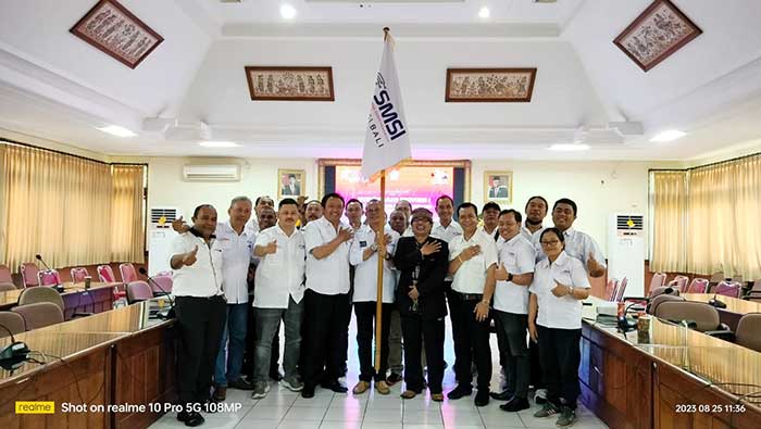 Ketua SMSI Bali terpilih Emanuel Dewata Oja (tengah) berfoto bersama anggota usai acara sidang pleno pemilihan ketua. (Foto: M-011)