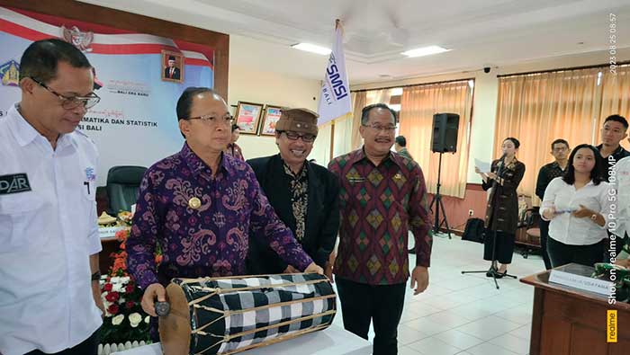 Gubernur Bali I Wayan Koster menabuh gendang menandai dibukanya acara Musprov SMSI Bali 2023, (Foto: M-011)