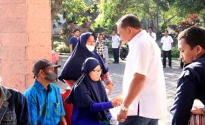 Bupati Jembrana, I Nengah Tamba didampingi Kepala OPD terkait menyalurkan bantuan sosial kepada disabilitas dan wanita rawan sosial ekonomi, Rabu (23/8/2023). (Foto: M-011)