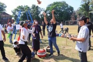 Wakil Bupati Jembrana IGN Patriana Krisna melepas burung merpati, memanndai dibukanya Lomba Burung Merpati Terbang Tinggi Bupati Cup Tahun 2023. (Foto: