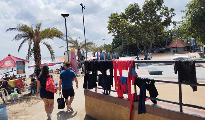 Sejumlah pakaian surfing yang terpampang di pagar Kuta Beach Skatepark