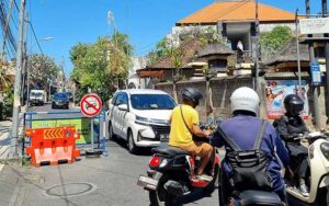 Kondisi plang larangan melintas kendaraan roda empat di Jalan Majapahit utara