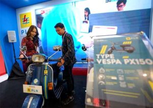 Pengunjung booth PLN saat melihat showcase motor vespa konversi dalam agenda Asean Minister on Energy Meeting (AMEM) ke-41 di Bali Nusa Dua Convention Center (BNDCC). (Foto: Dok. .PT PLN )