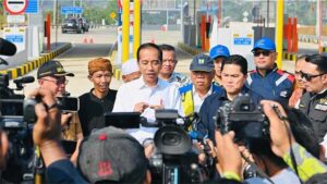 Presiden Joko Widodo menyampaikan keterangannya usai meresmikan Jalan Tol Ciawi-Sukabumi ruas Cigombong-Cibadak di Gerbang Tol Parungkuda, Kabupaten Sukabumi, Provinsi Jawa Barat pada Jumat (4/8/2023). (Foto: BPMI Setpres/Laily Rachev)