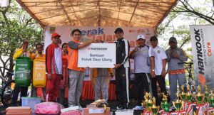 PT-Hankook-Tire-Indonesia-Diwakili-Mr-Hyun-Chul-Choi-selaku-General-Manager-PT-Hankook-Tire-Indonesia-menyerahkan-167-unit-tong-daur-ulang-untuk-wilayah-Cikarang-Pusat--