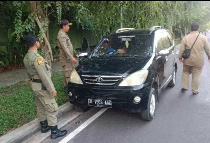 Petugas Satpol PP Melakukan Penertiban Parkir Liar di Pinggir Jalan Siligita Utara. (Foto: Istimewa)