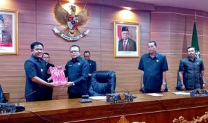 Pimpinan-DPRD-Kabupaten-Bangli-bersama-Bupati-Sedana-Arta-saat-menyepakati-KUA-PPAS-tahun-2024