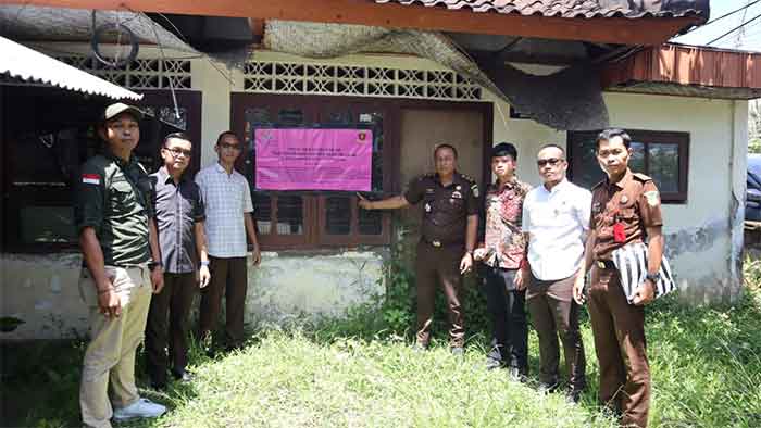 Tim Penyidik Bidang Tindak Pidana Khusus Kejaksaan Negeri Klungkung melakukan sita eksekusi atas tanah dan bangunan milik terpidana I Wayan Candra. (Foto: Istimewa)