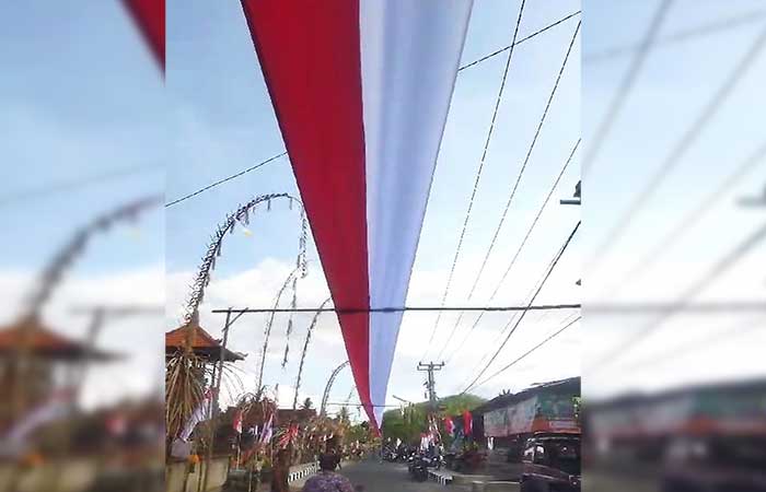 Bendera merah putih sepanjang 300 meter terbentang di atas jalan Desa Pangi, Klungkung Bali.