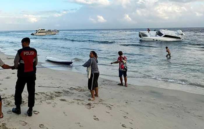 Warna berusaha menarik boat yang karam di Nusa Penida. (Foto: Istimewa)