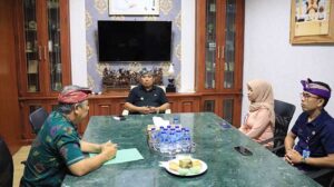 Duta anti rokok drai Jembrana Nuri Musfiriyah ketika menghadap Bupati Tamba. (Foto: istimewa)