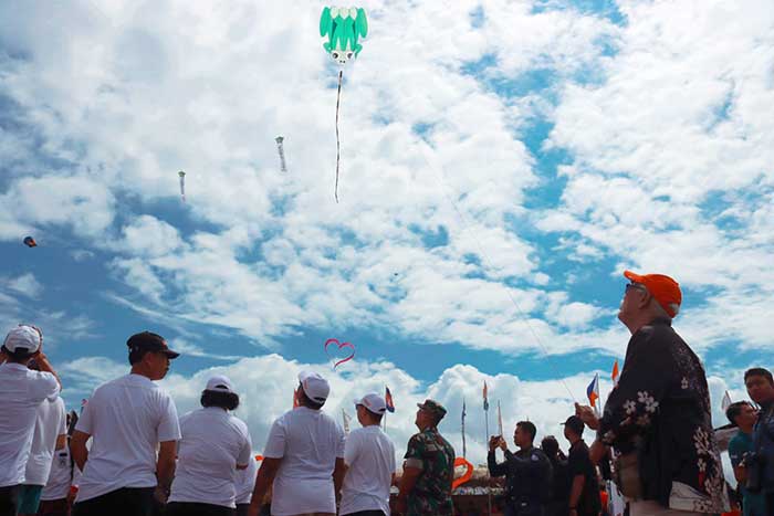 Puluhan Layang-layang Ramaikan Jembrana Kite Festival Internasional