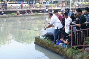 Bupati Jembrana I Nengah Tamba membuka lomba mancing ikan di Gedung Kesenian Dr Ir Soekarno, Rabu (23/8/2023). (Foto: M-011)