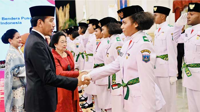 Presiden Jokowi mengukuhkan 76 pelajar menjadi anggota Pasukan Pengibar Bendara Pusaka (Paskibraka) Tahun 2023 di Istana Negara, Jakarta, pada Selasa (15/8/2023). (Foto: BPMI Setpres/Laily Rachev)