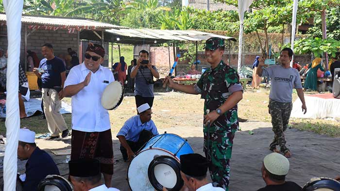 Bupati Jembrana I Nengah Tamba saat menghadiri acara tasyakuran petik laut yang diadakan oleh kelompok nelayan Desa Medewi.