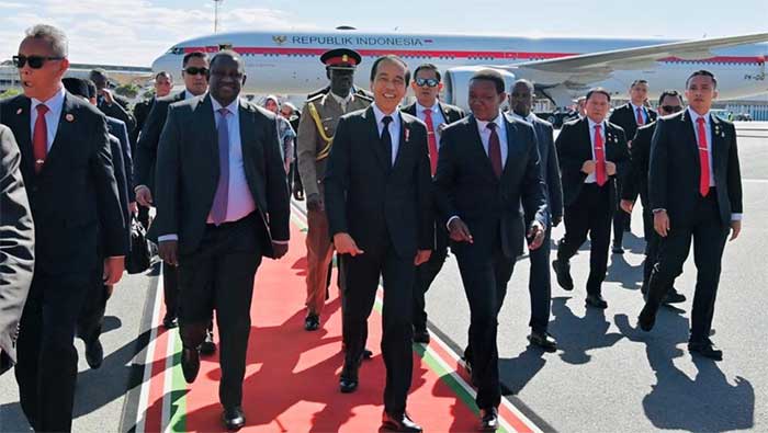 Presiden Joko Widodo tiba di Bandar Udara Internasional Jomo Kenyatta Nairobi, Republik Kenya, sekira pukul 15.15 waktu setempat (WS) atau 19.15 WIB, pada hari Minggu, 20 Agustus 2023. (Foto: BPMI Setpres/Laily Rachev)