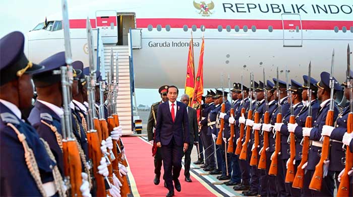 Presiden Jokowi tiba di Bandar Udara Internasional Maputo, Republik Mozambik, pada Selasa, 22 Agustus 2023 sekira pukul 17.00 waktu setempat (WS) atau pukul 22.00 WIB. (Foto: BPMI Setpres/Muchlis Jr)