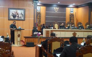 Rapat Paripurna VII Masa Persidangan III Tahun Sidang 2022/2023 dengan agenda Jawaban dan/atau Tanggapan Bupati Jembrana atas Pandangan Umum Fraksi DPRD Kabupaten Jembrana. (Foto: M-011)