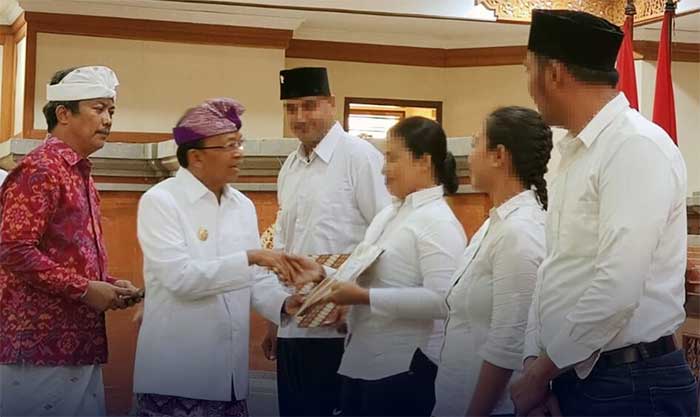Gubernur Bali Wayan Koster saat menyerahkan remisi secara simbol di di ruang Dharmawangsa Kanwil Kemenkumham Bali, Kamis (17/8/2023). (Foto: istimewa)