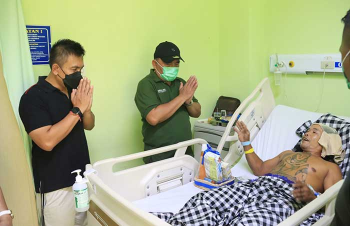 Bupati dan wakil bupati Jembrana mengejuk warga yang menjalani rawat inap di RSU Negara. (Foto: M-011)