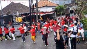 Ratusan warga Perumahan Griya Multi Jadi Sanggulan, Kediri, Tabanan mengikuti senam Zumba dalam rangka memeriahkan HUT ke78 Kemerdekaan RI.