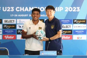 Pelatih kepala tim, Shin Tae-yong bersama Kelly Sroyer. )(Foto: Dok. PSSI)