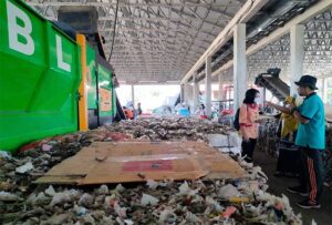 Puluhan ton Refuse Derived Fuel (RDF) yang dihasilkan oleh mesin PT CTBL siap dikirim ke off taker di Pasuruan Jatim. (Foto: M-011)