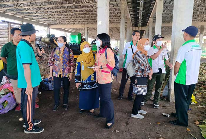 Asdep Sri Prastiwi Utami (tiga dari kiri) mendengar penjelasan dari dari pejabat Dinas LH Klungkung tentang pengelolaan sampah di TOSS Center Klungkung. (Foto: M-011)