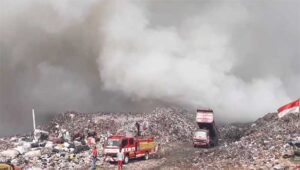 Kebakaran di TPA Sarimukti, Cipatat, Kabupaten Bandung Barat. (Foto: Metro TV)