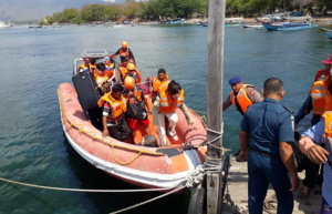 Proses-Evakuasi-ratusan-penumpang-kapal-yang-kandas-di-Selat-Bali