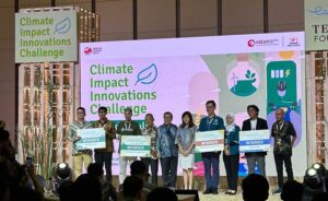 Seluruh-Pemenang-dari-4-Trek-Berfoto-Bersama-di-Acara-Grand-Final-Climate-Impact-Innovations-Challenge-2023