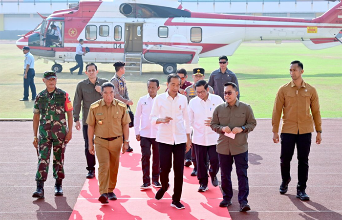 Presiden Jokowi Tinjau Pembangunan Industri dan Serahkan Bantuan Pangan di Cilegon