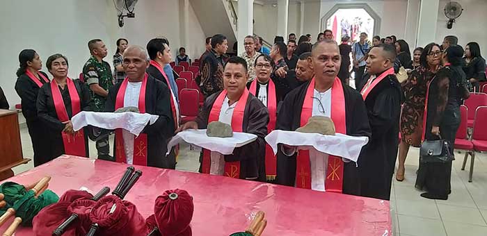 Penjabat Walikota Ambon, Bodewin Melkias Wattimena, M.Si, saat melakukan prosesi pelatakan batu pertama pembangunan gereja Hohernaz Jemaat Sumber Kasih, Minggu (Minggu (4/9/2023). (Foto: M-009)