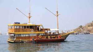 KAPAL-WISATA