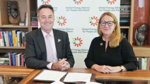 Penandatanganan-MoU-antara-GEAPP-dan-GIZ-oleh-CEO-GEAPP-Simon-Harford-serta-Anggota-Dewan-GIZ-Ingrid-Gabriela-Hoven