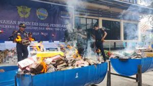 Petugas-Bea-Cukai-memusnahkan-minuman-keras-dan-rokok-ilegal-hasil-sitaan-dengan-cara-membakar-di-depan-Kantor-Bea-Cukai-Ambon