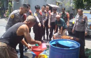Ribuan-Liter-Air-Bersih-Dikucurkan-di-Kecamatan-Deket
