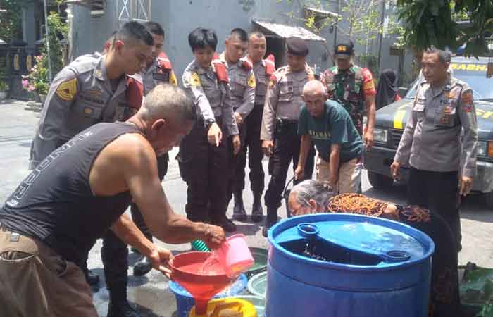 TNI-Polri Peduli, Ribuan Liter Air Bersih Dikucurkan di Kecamatan Deket